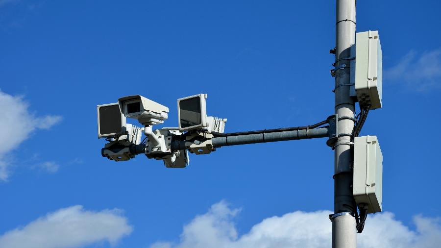 sistema-de-camera-monitorando-velocidade-de-veiculos-no-transito-1693408397681_v2_900x506
