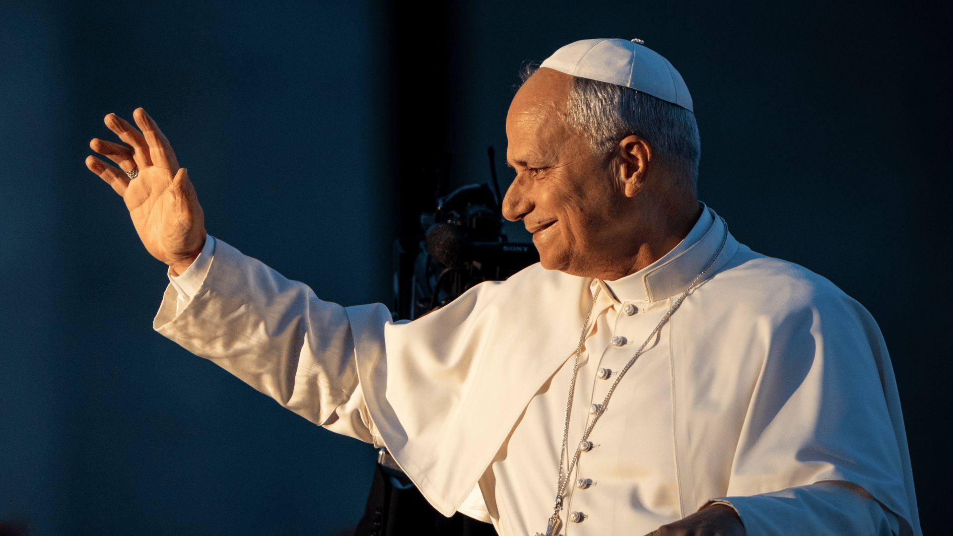 papa-leao-xiv-aceno-foto-neutra-11-outubro-10-2025-_-foto-stefano-costantino-sopa-images-via-reuters-connect